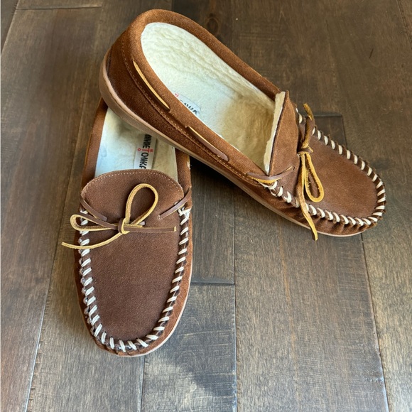 Minnetonka | Shoes | Minnetonka Suede Leather Size House  display picture 2